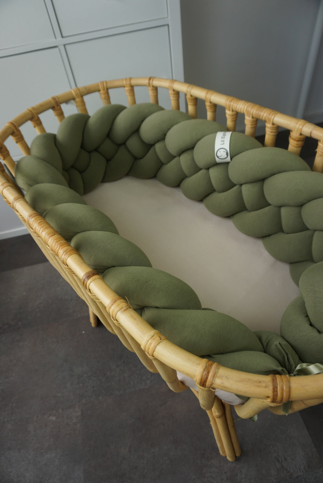 Obposteljna obroba pletenica – olivno zelena