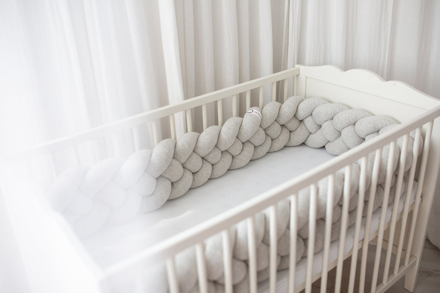 Obposteljna obroba pletenica – svetlo siva melanž