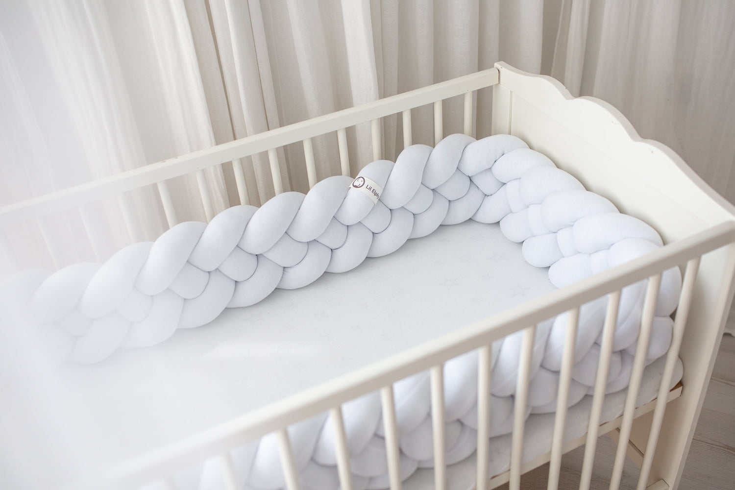 Obposteljna obroba pletenica – snežno bela